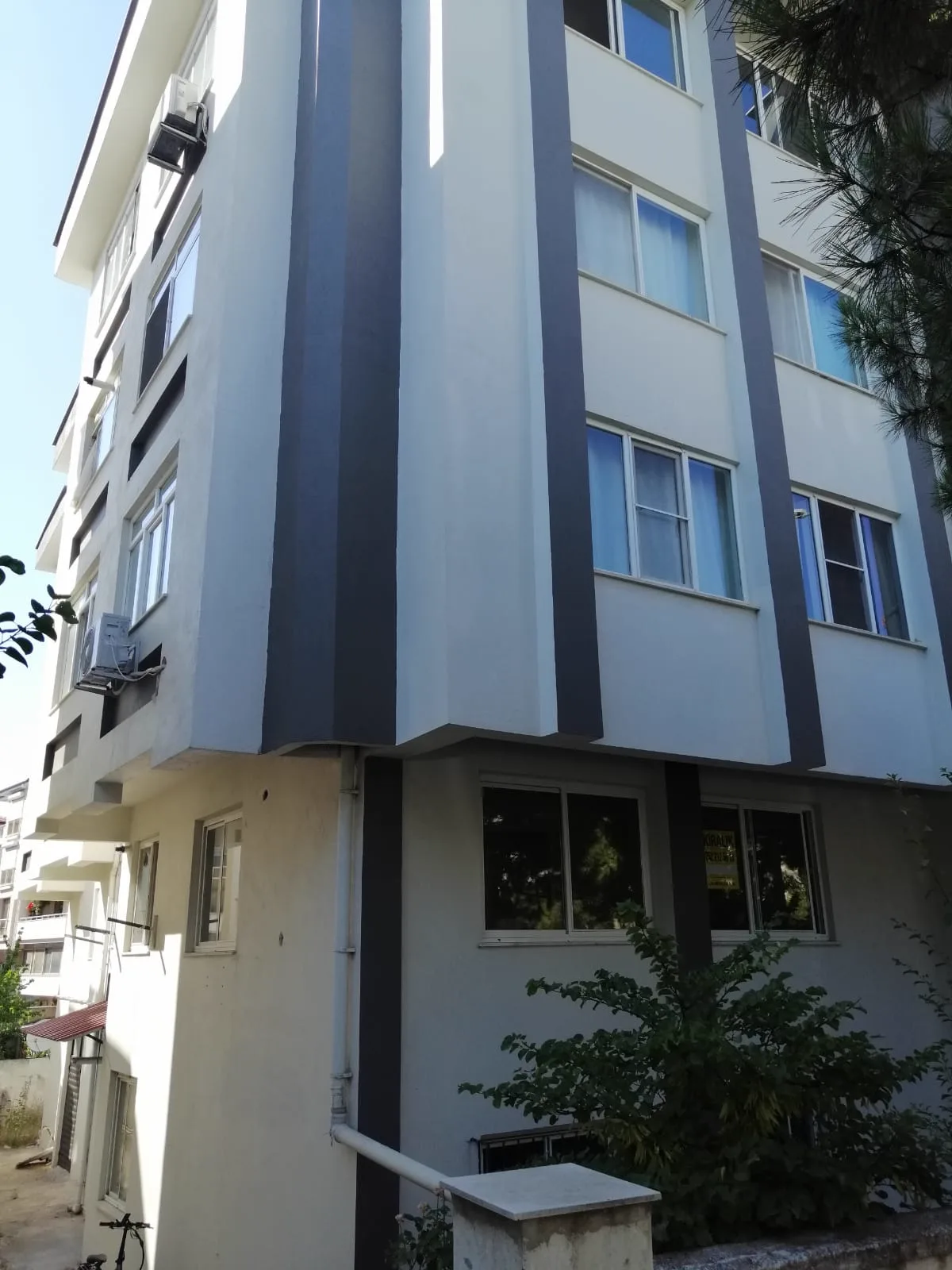 Emirbeyazıt Cemil Şerif Baydur Sokak'taki Koyuncuoğlu Apartmanı'nın köşe cephesi — 3+1 kiralık dubleks daire