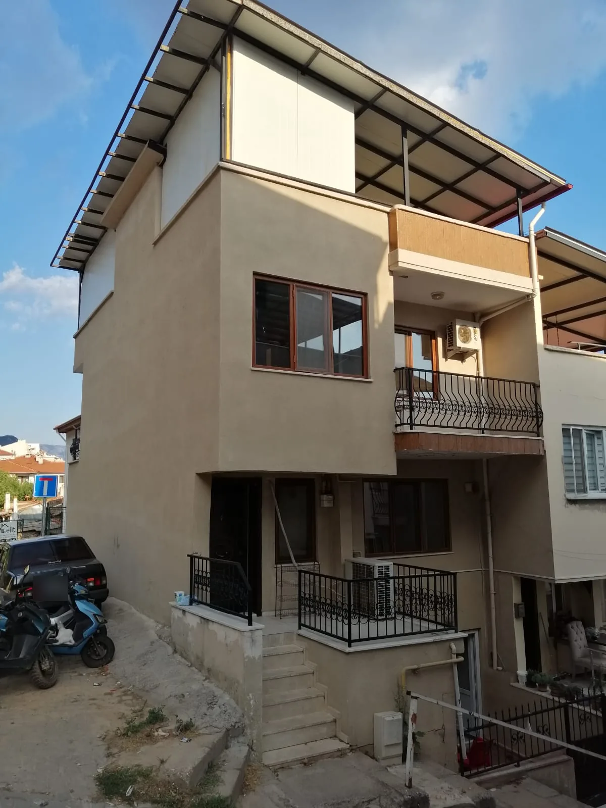 Karamehmet Selçuk Çağlayan Sokak'taki Tolga Sitesi'nin cephesi — teraslı 3+1 kiralık dubleks daire