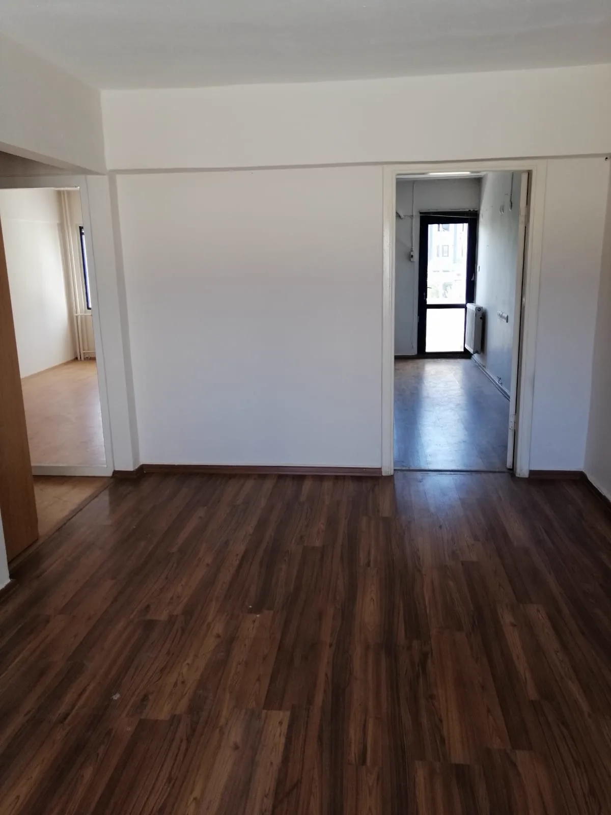 Orhaniye İsmet Çatak Caddesi'nde cadde cepheli 2+1 kiralık büronun aydınlık ana bölümü